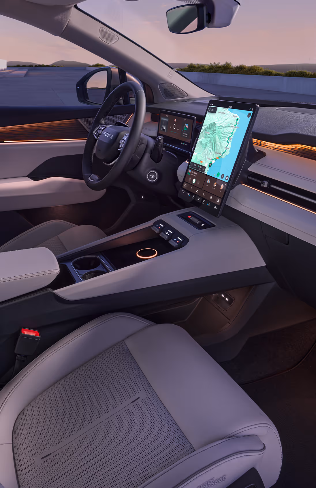 Das Cockpit des Škoda Elroq mit Fokus auf das Lenkrad und die beiden digitalen Anzeigen. Das Infotainment-Display zeigt eine Navigationsroute.
