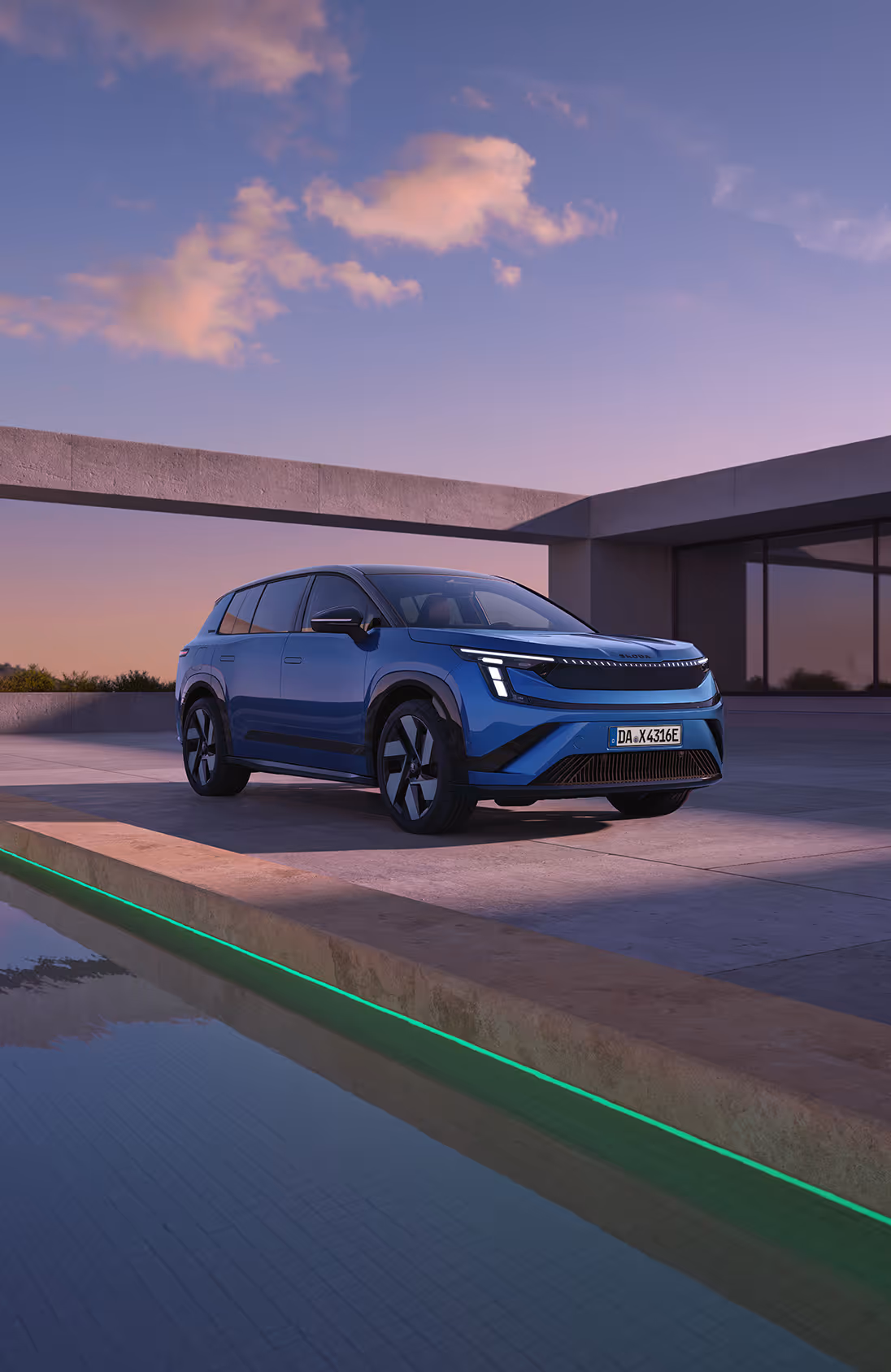 Das Cockpit des Škoda Elroq mit Fokus auf das Lenkrad und die beiden digitalen Anzeigen. Das Infotainment-Display zeigt eine Navigationsroute.