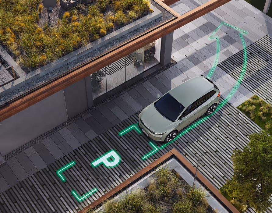 Animation des Rückfahrassistenten: Leuchtend grüne, grafisch eingeblendete Linien und ein "P"-Symbol visualisieren die Assistenzfunktion. Ein gebogener Pfeil markiert dabei den automatisierten Fahrweg des Fahrzeugs, das selbstständig und präzise rückwärts aus einer engen Auffahrt ausparkt.