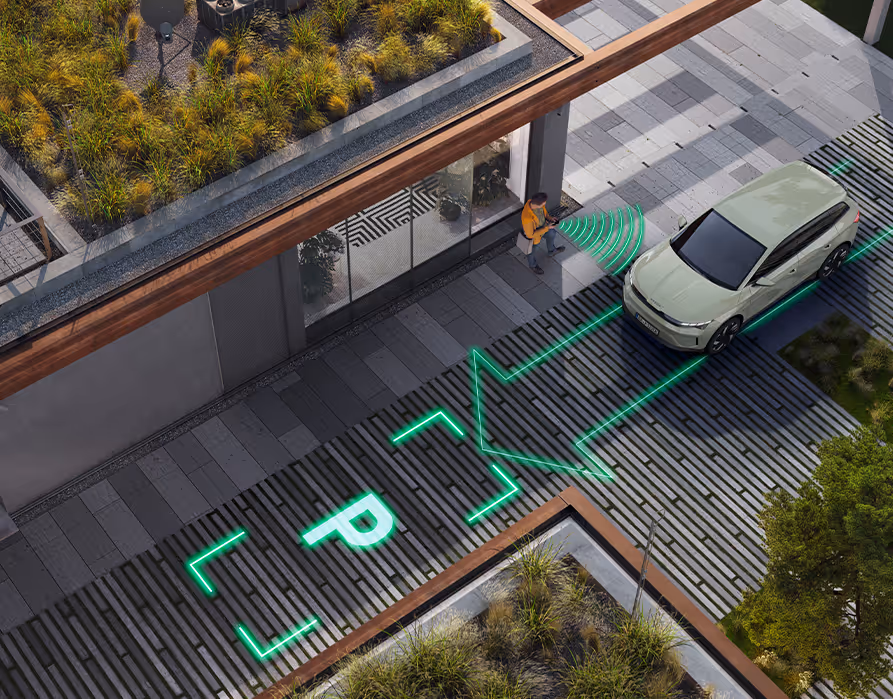 Animation des Fernbedienten Parkens: Leuchtend grüne, grafisch eingeblendete Linien, ein "P"-Symbol und Signalwellen visualisieren die Assistenzfunktion. Ein Pfeil markiert dabei den automatisierten Fahrweg des Fahrzeugs in die Parklücke, während eine Person das Rangiermanöver von außen über ihr Smartphone steuert.