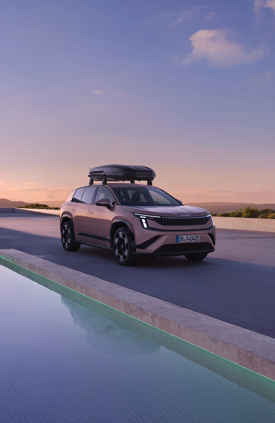 Das Cockpit des Škoda Elroq mit Fokus auf das Lenkrad und die beiden digitalen Anzeigen. Das Infotainment-Display zeigt eine Navigationsroute.