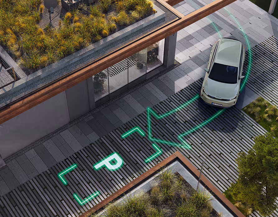Animation des trainierten Parkens: Ein Škoda Peaq fährt autonom eine zuvor gespeicherte Route zu einem Parkplatz. Eine leuchtender Pfeil und ein “P”-Symbol auf dem Boden visualisieren aus der Vogelperspektiven den aufgezeichneten Weg.