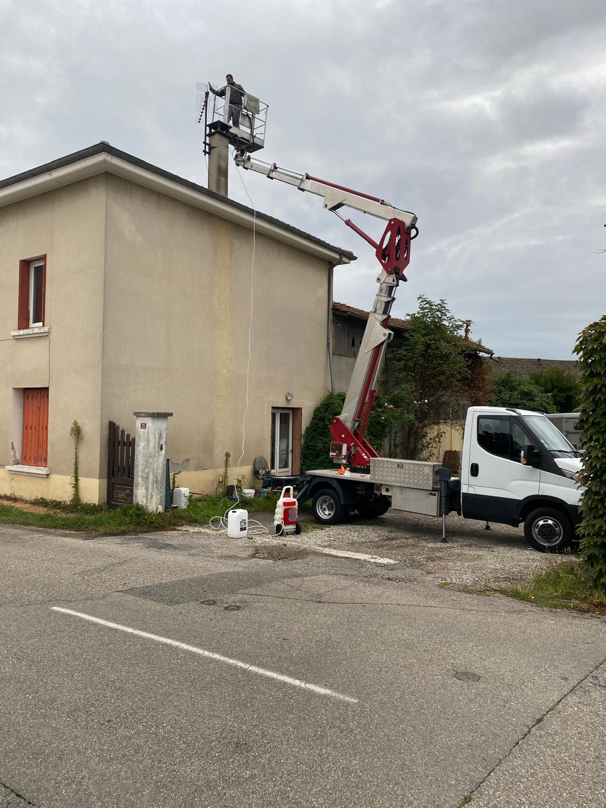 Nacelle élévatrice sur camion, matériel professionnel Artisan Buche
