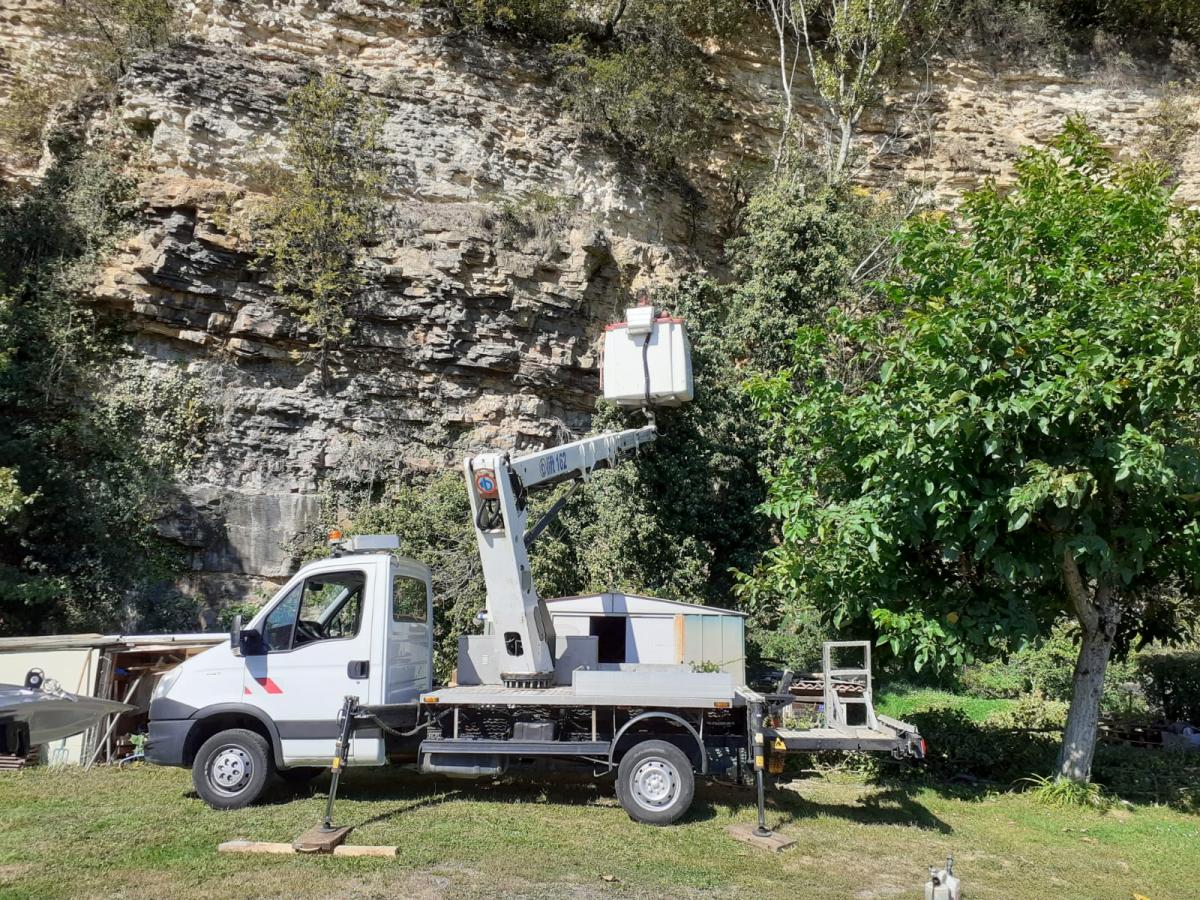 Élagage au pied d'une falaise, Rhône 69
