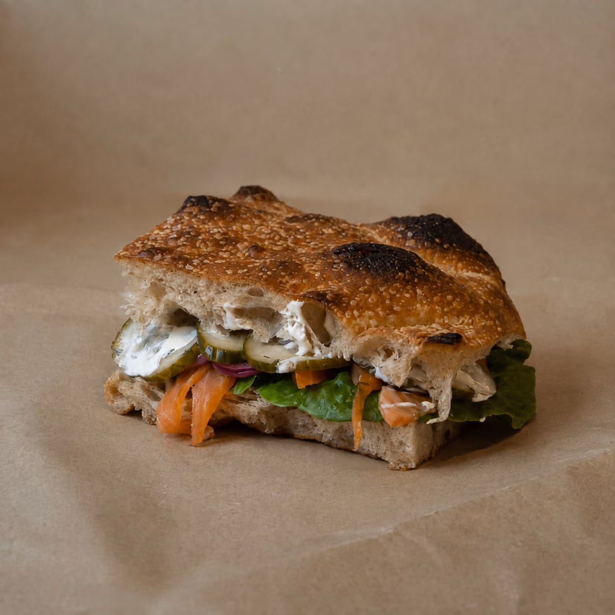 "En Phillip" sandwich - Lokalrøget laks, rygeostcreme, basilikumpesto, dildsyltet agurk, syltet rødløg og hjertesalat.