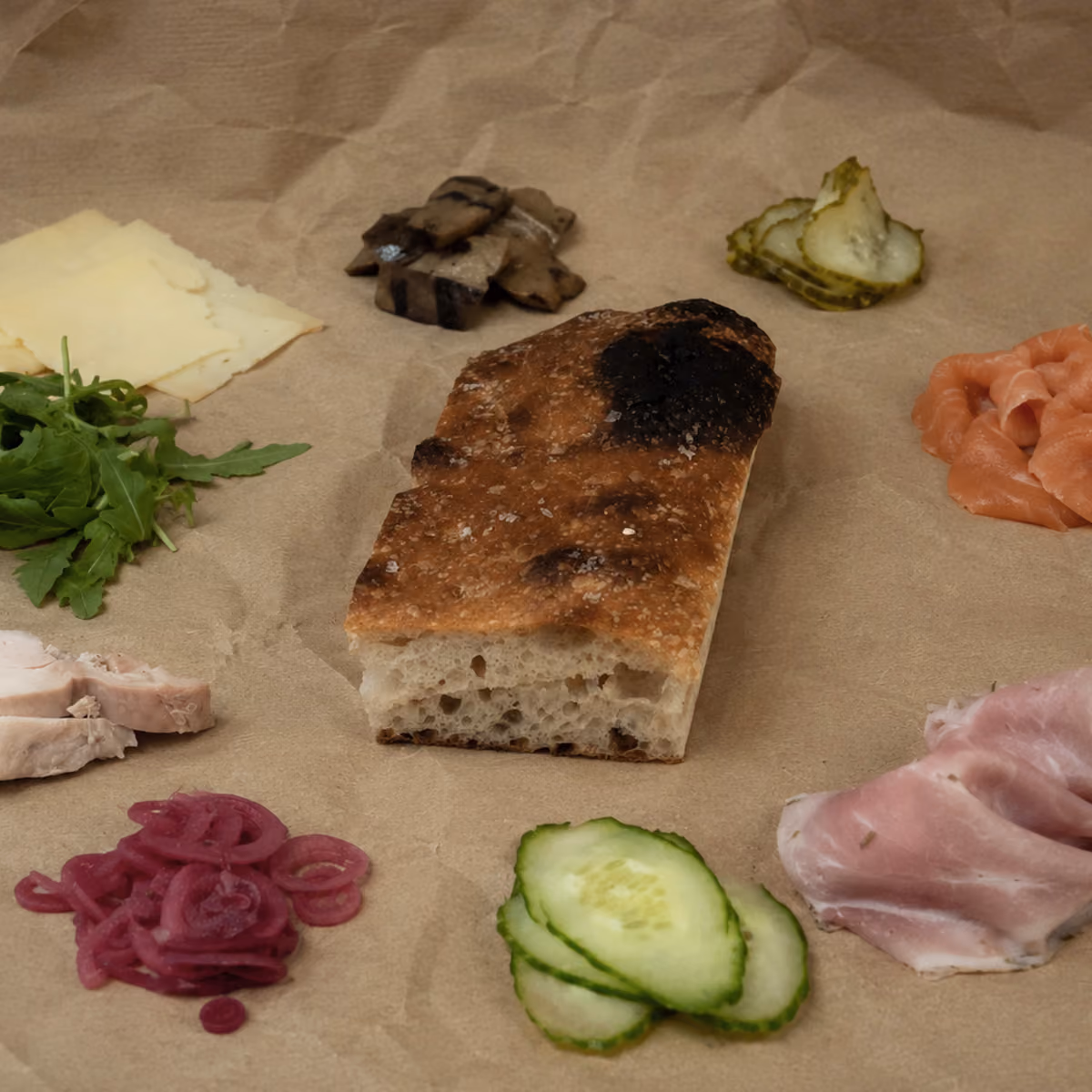 Surdejsbrød omgivet af ingredienser 
