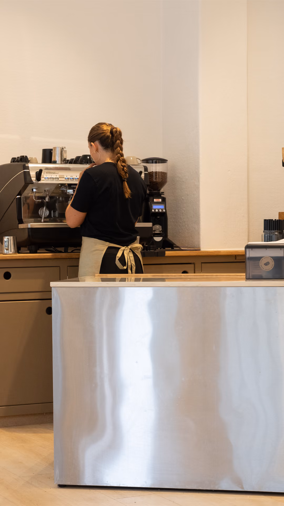 Laura laver kaffe 