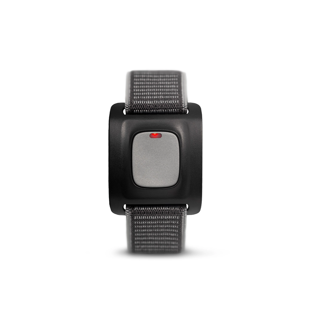 Graues Armband mit Sturzsensor auf weißem Hintergrund
