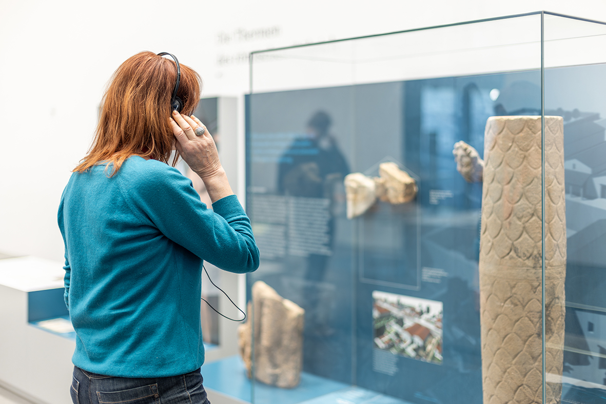 Besucherinnen und Besucher in den Römerthermen Zülpich