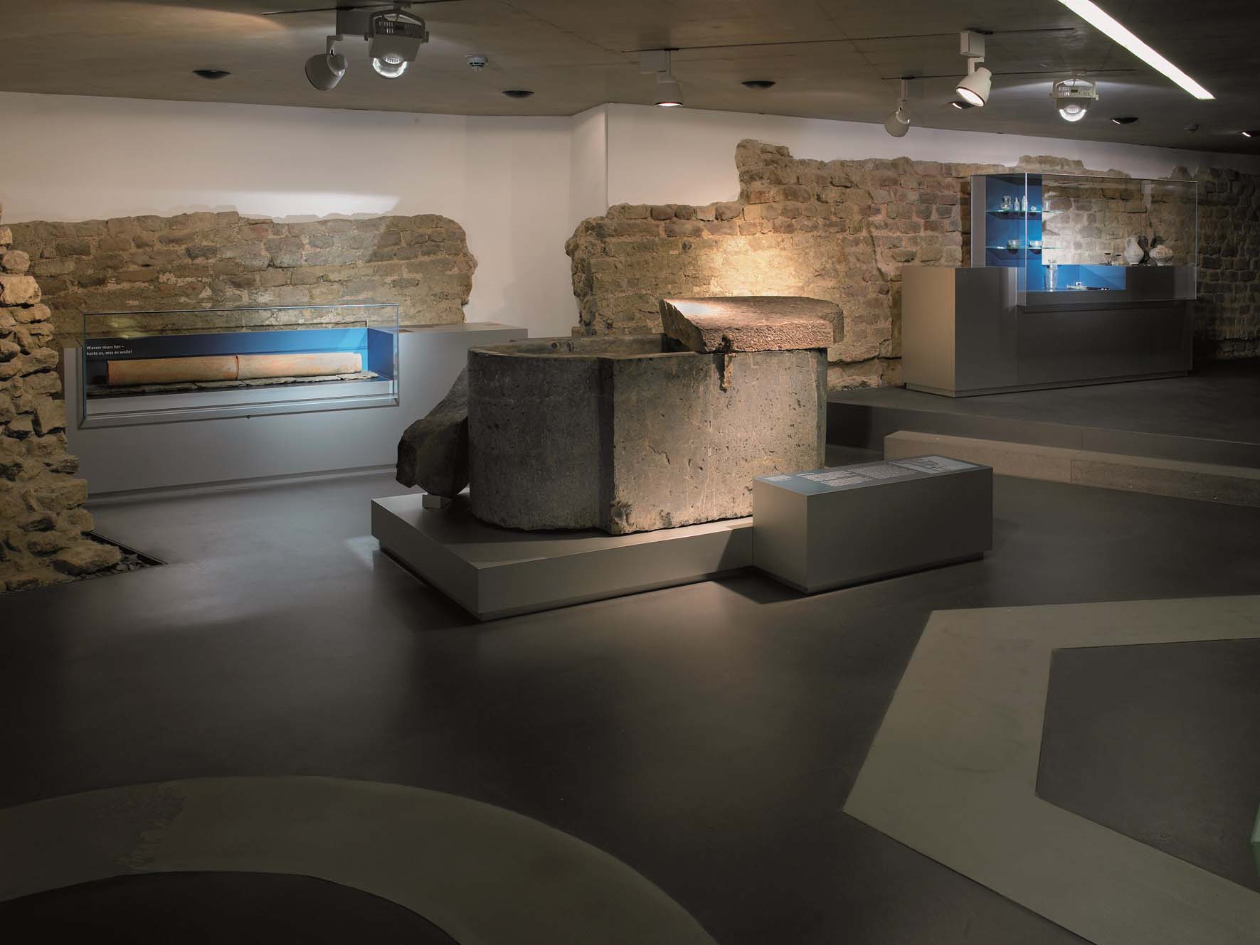 Römisches Steinobjekt auf einem Sockel im Ausstellungsraum