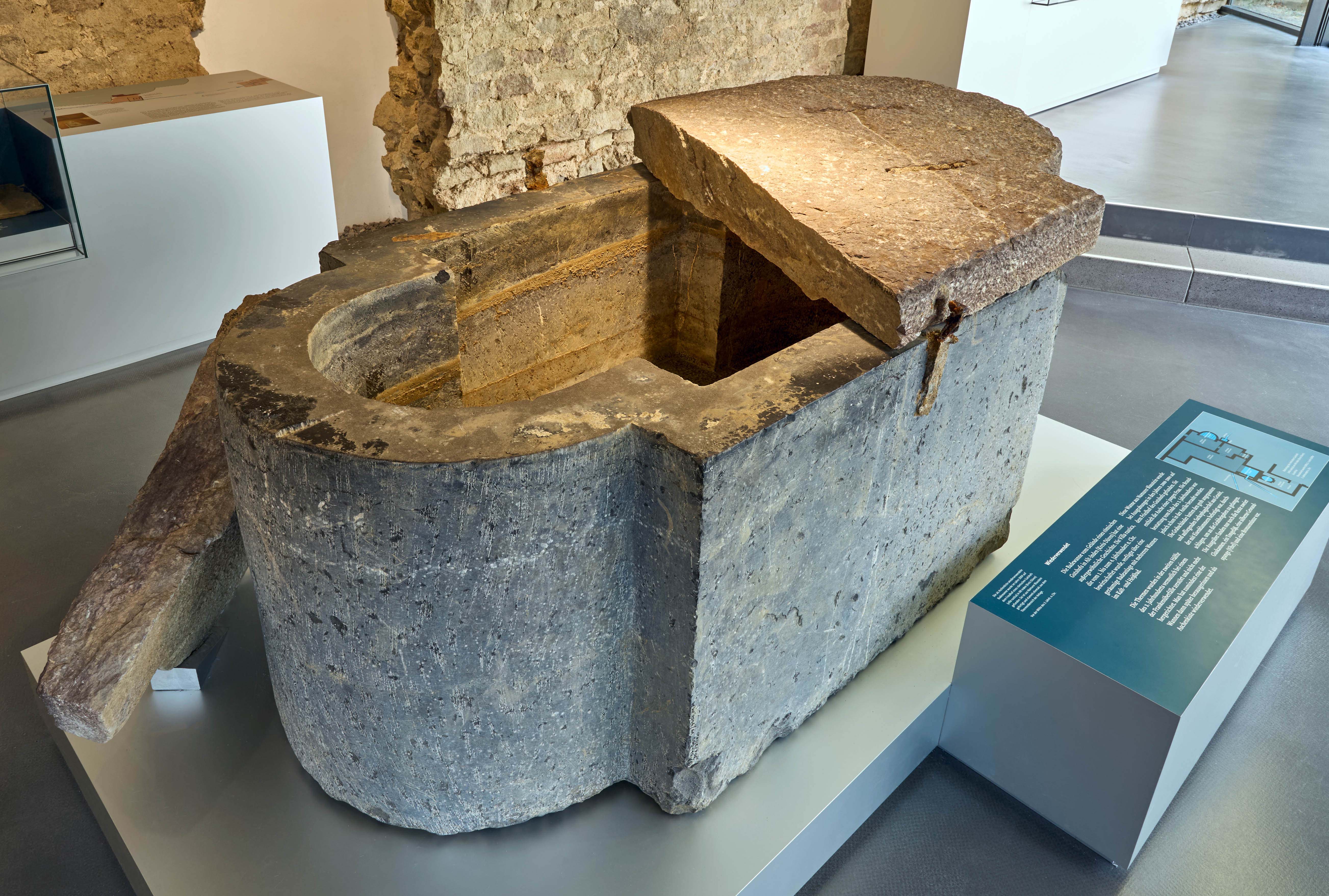 Römische Steinwanne mit Steinplatte als Deckel