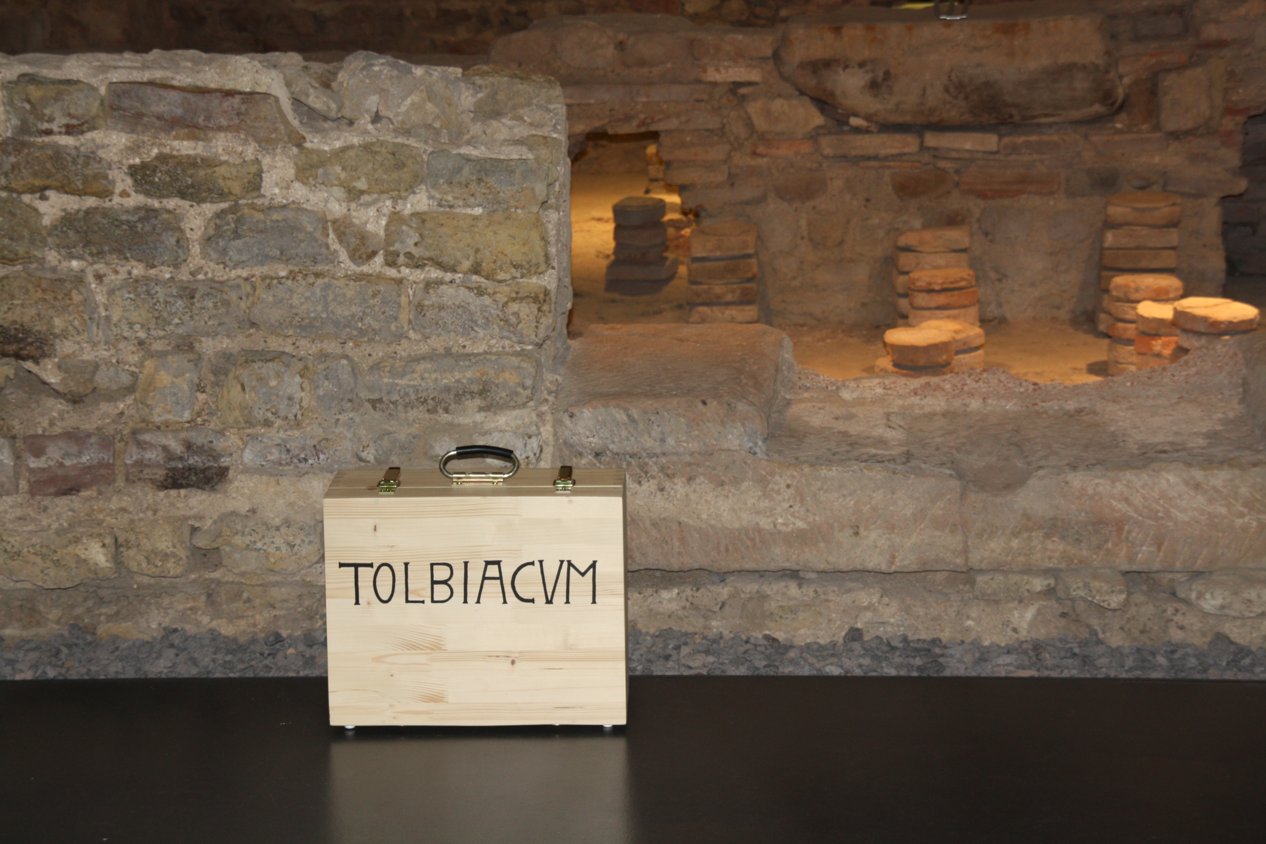 Holzkoffer Tolbiacum vor den Mauern der römischen Thermen