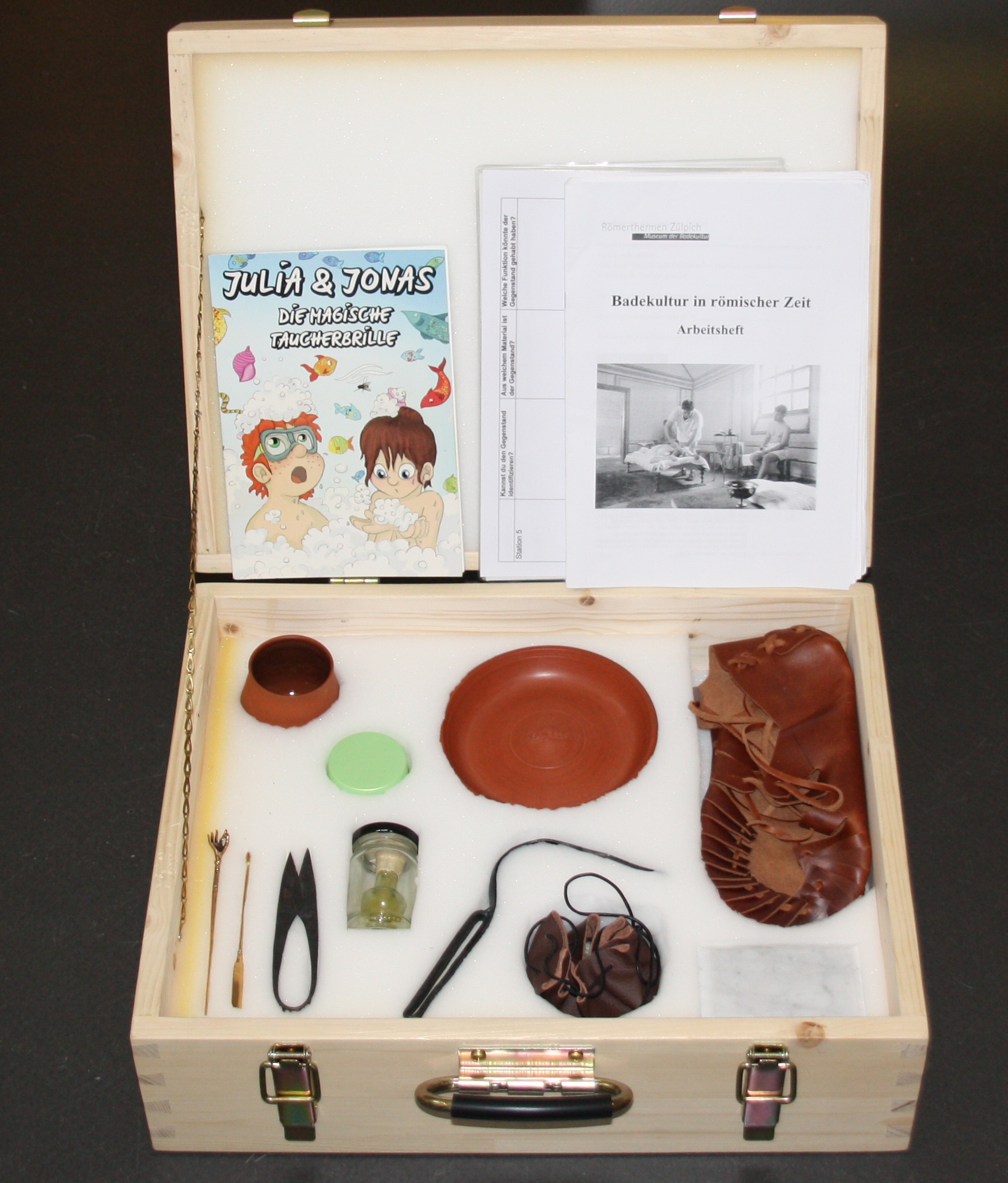Römischer Museumskoffer mit originalgetreuen Badeutensilien, Arbeitsheft und Kinderbuch