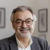 Porträt eines älteren Mannes mit Brille in einem Innenraum