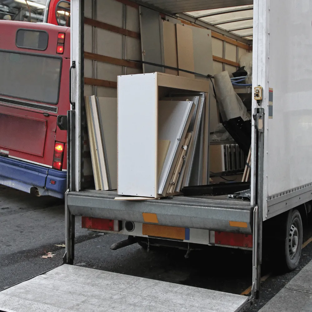 Möbel und Haushaltsgegenstände werden in einen Transporter geladen