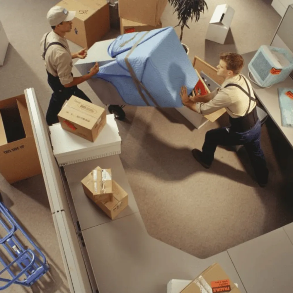 Möbelstück wird mit Schutzmaterial für den Transport verpackt