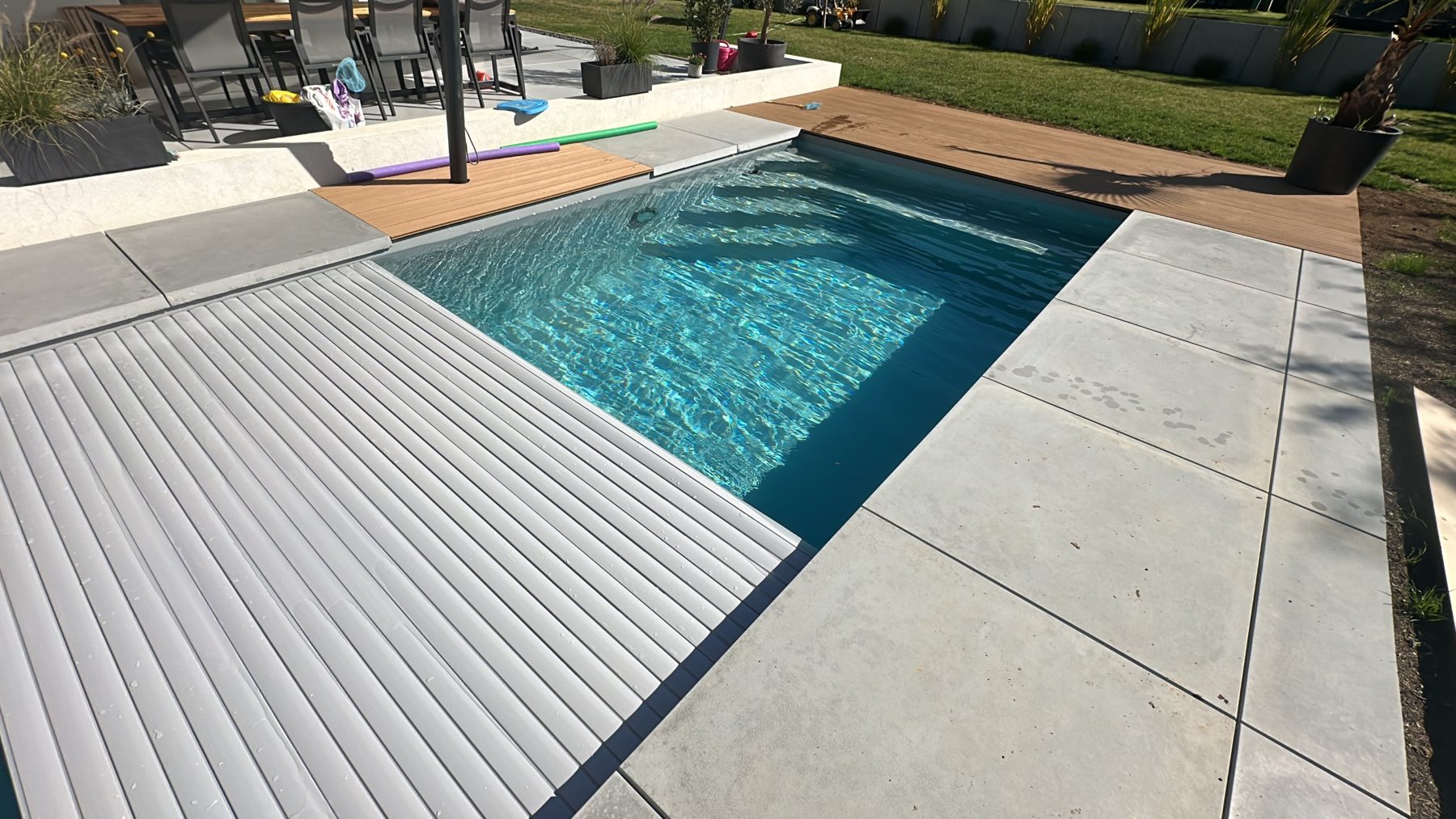 Fertiger Pool mit Rollladenabdeckung und Terrasse