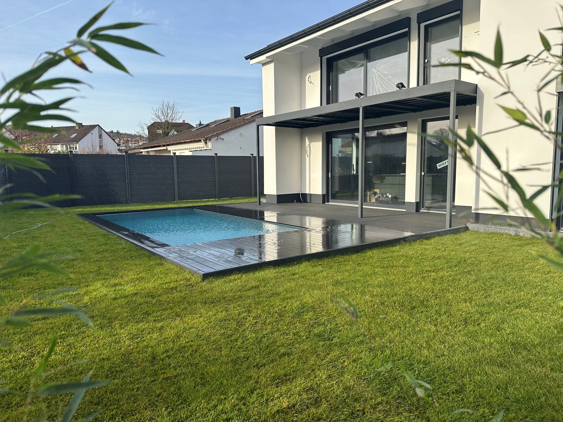 Fertiger Pool mit Terrasse am Haus