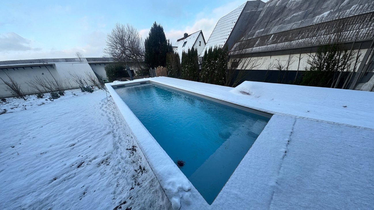 Pool mit Abdeckung im Winter