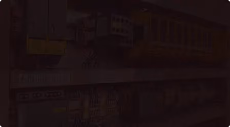 Elektrische Steuerungseinheit mit Kabeln und Schaltelementen in einem Schaltschrank.
