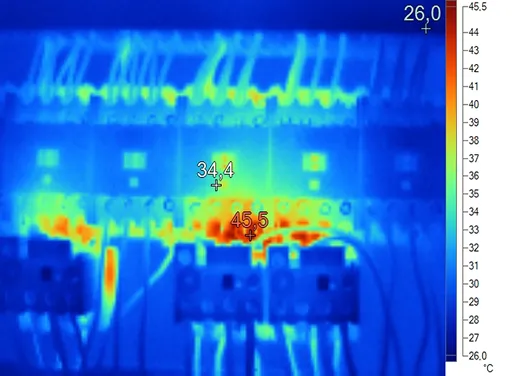 Wärmebild einer elektrischen Schalttafel mit Hotspot bei 45,5 Grad Celsius.