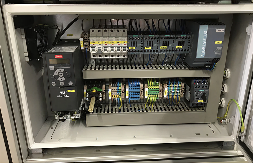 Offener Schaltschrank mit VLT Micro Drive und Siemens Sitop PSU100S Stromversorgung.