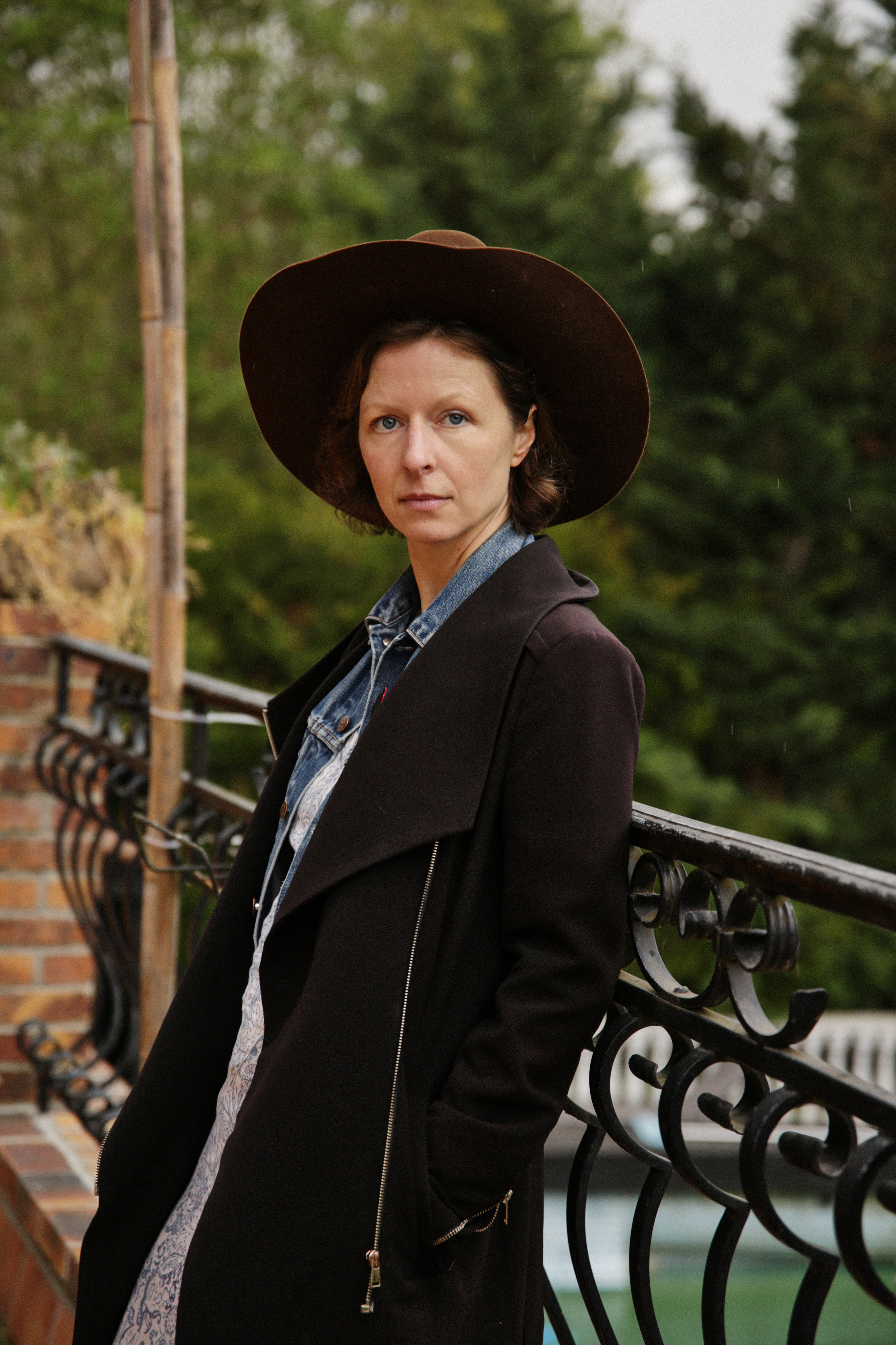Photo de Katrin Tillmans avec un chapeau de cowboy dans un jardin