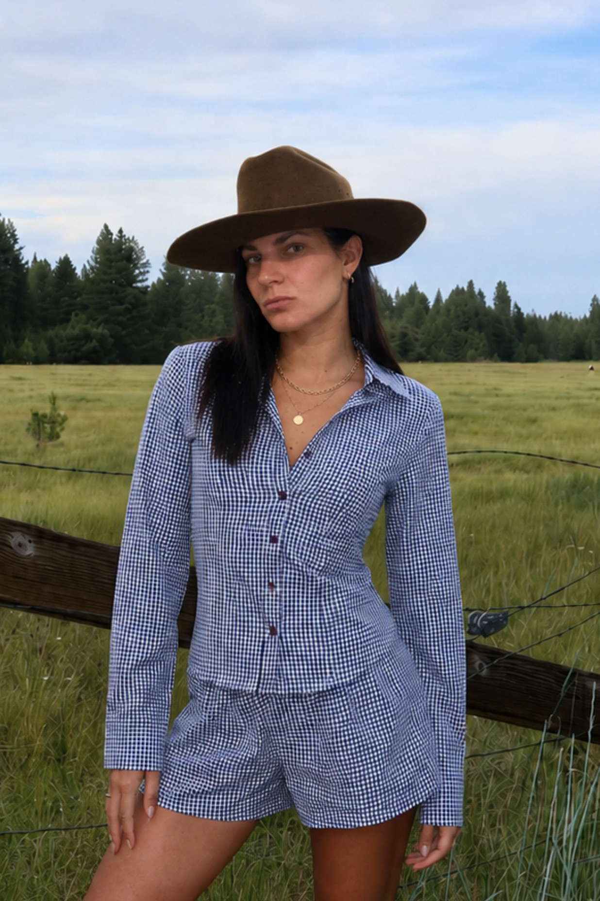 Photo de Anna Guertin avec un chapeau de cowboy dans un champ