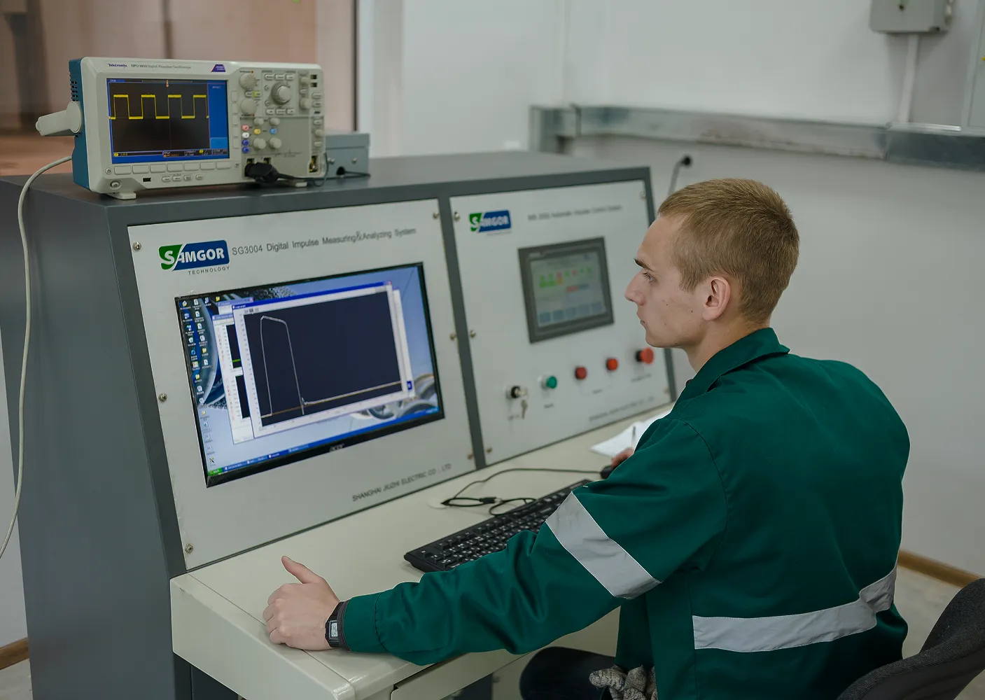 Engineer monitoring high-voltage glass insulator testing and quality control equipment at LIC laboratory.