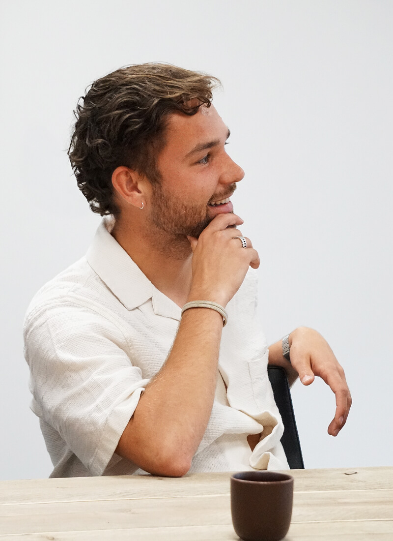 Lachende man met baard