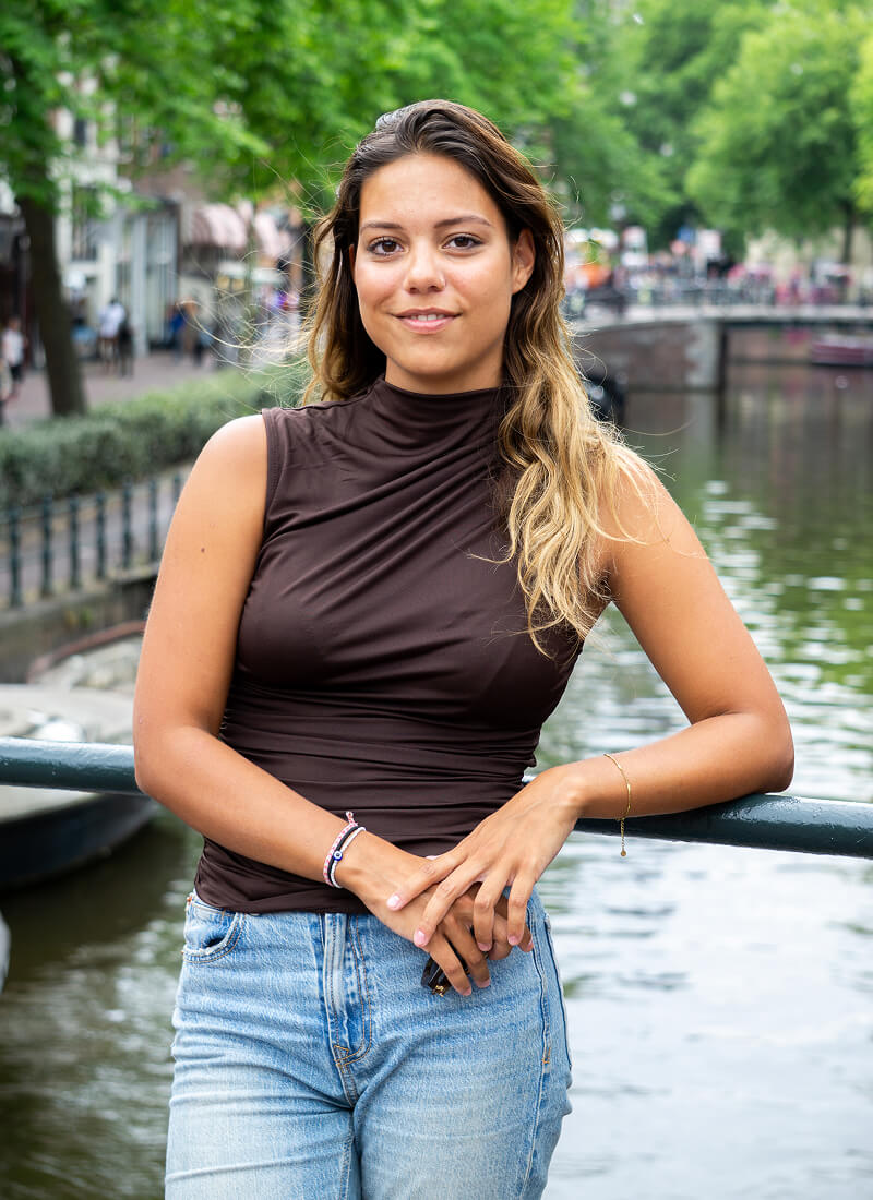 Vrouw aan het water