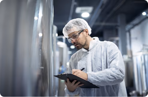 Especialista registrando datos de proceso en planta
