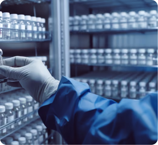 Frascos farmacéuticos almacenados en proceso controlado