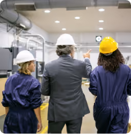 Equipo técnico evaluando sistemas de filtración en planta