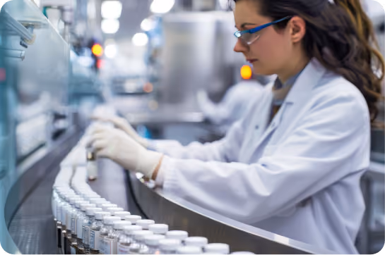 Operadora revisando línea de producción farmacéutica