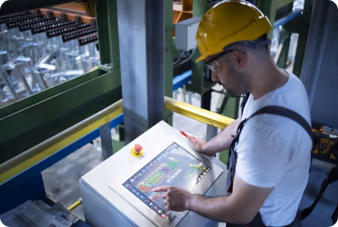Operador controlando proceso industrial crítico