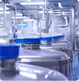 Estanques de acero con manómetros en sistema de filtración