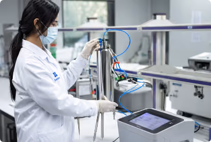 Técnico de Suintec realizando un test de integridad de filtros en planta
