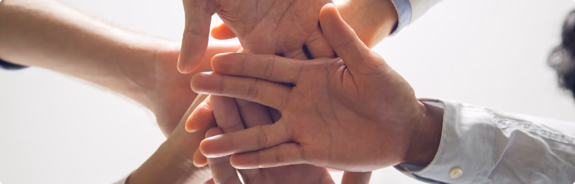 Equipo de trabajo uniendo las manos