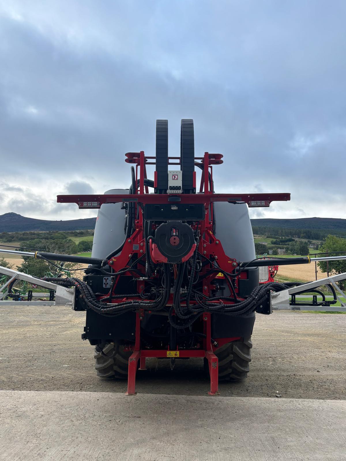 Rear-fold mounted sprayer combining 2000 ltr capacity with a versatile 28m boom, 7 GPS-controlled sections, high-output five-cylinder diaphragm pump and 2-inch fast fill point support. 