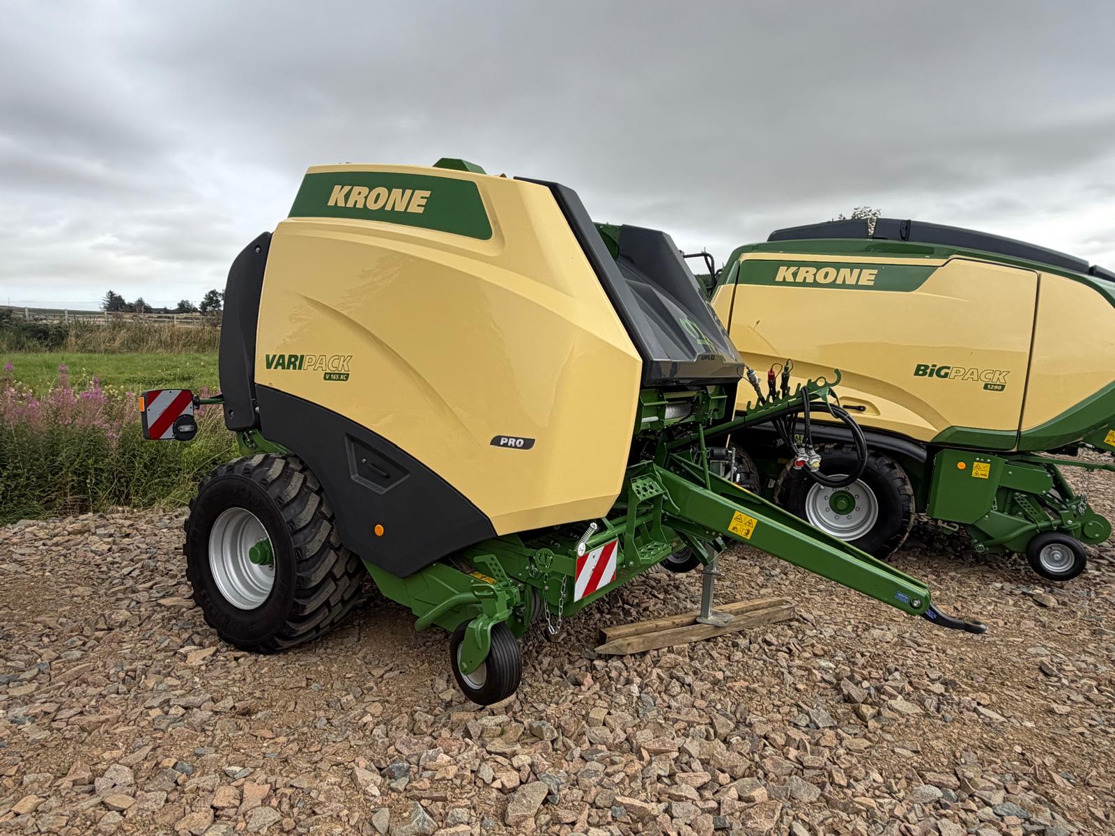 New KRONE VariPack V 165 XC Pro variable-chamber round baler with EasyFlow pick-up, 17-blade Hardox cutting rotor and ISOBUS control.
