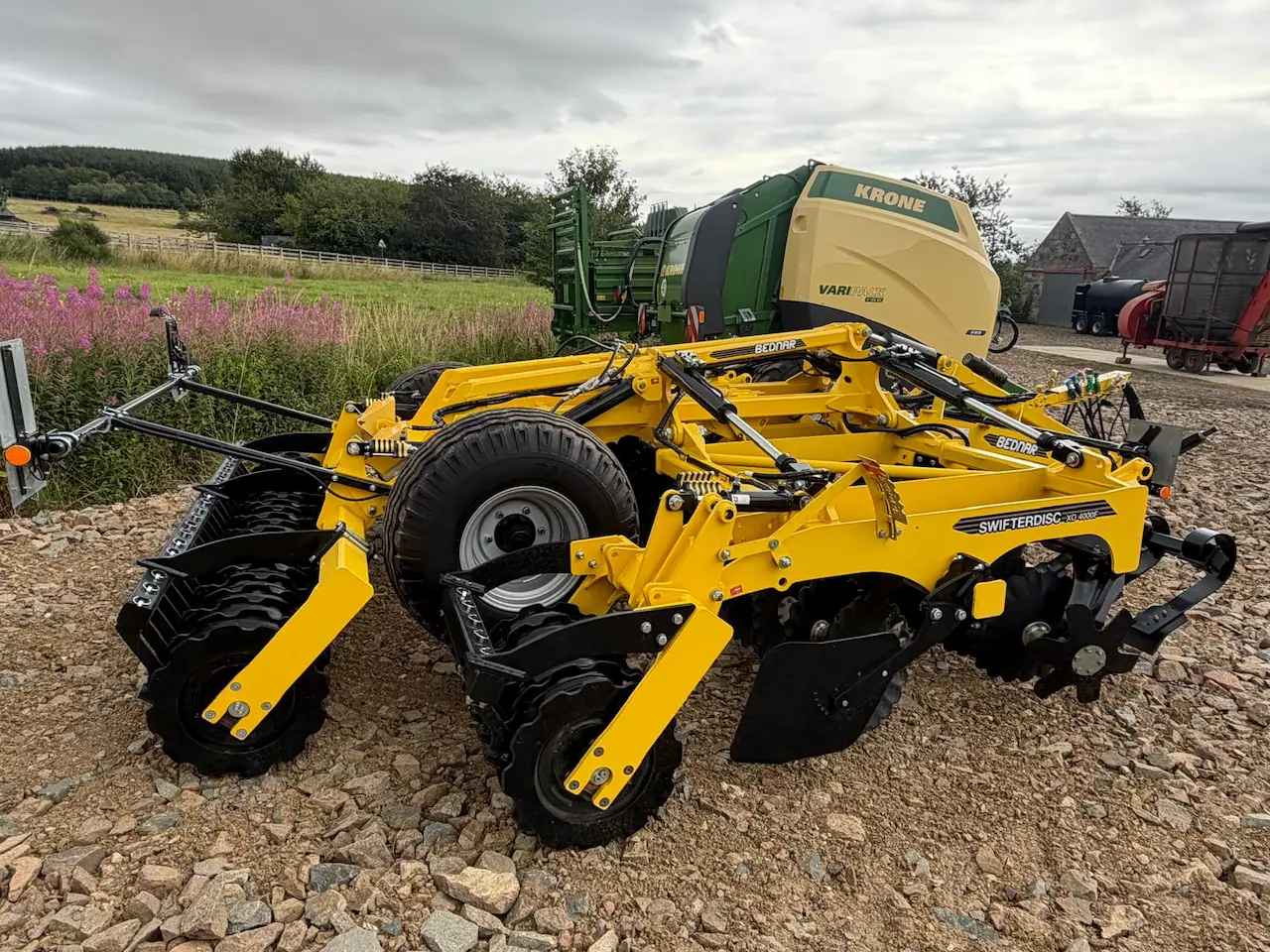 New BEDNAR SWIFTERDISC XO 4000 F 4 m compact disc harrow with 32 discs, integrated transport axle and adjustable working depth.