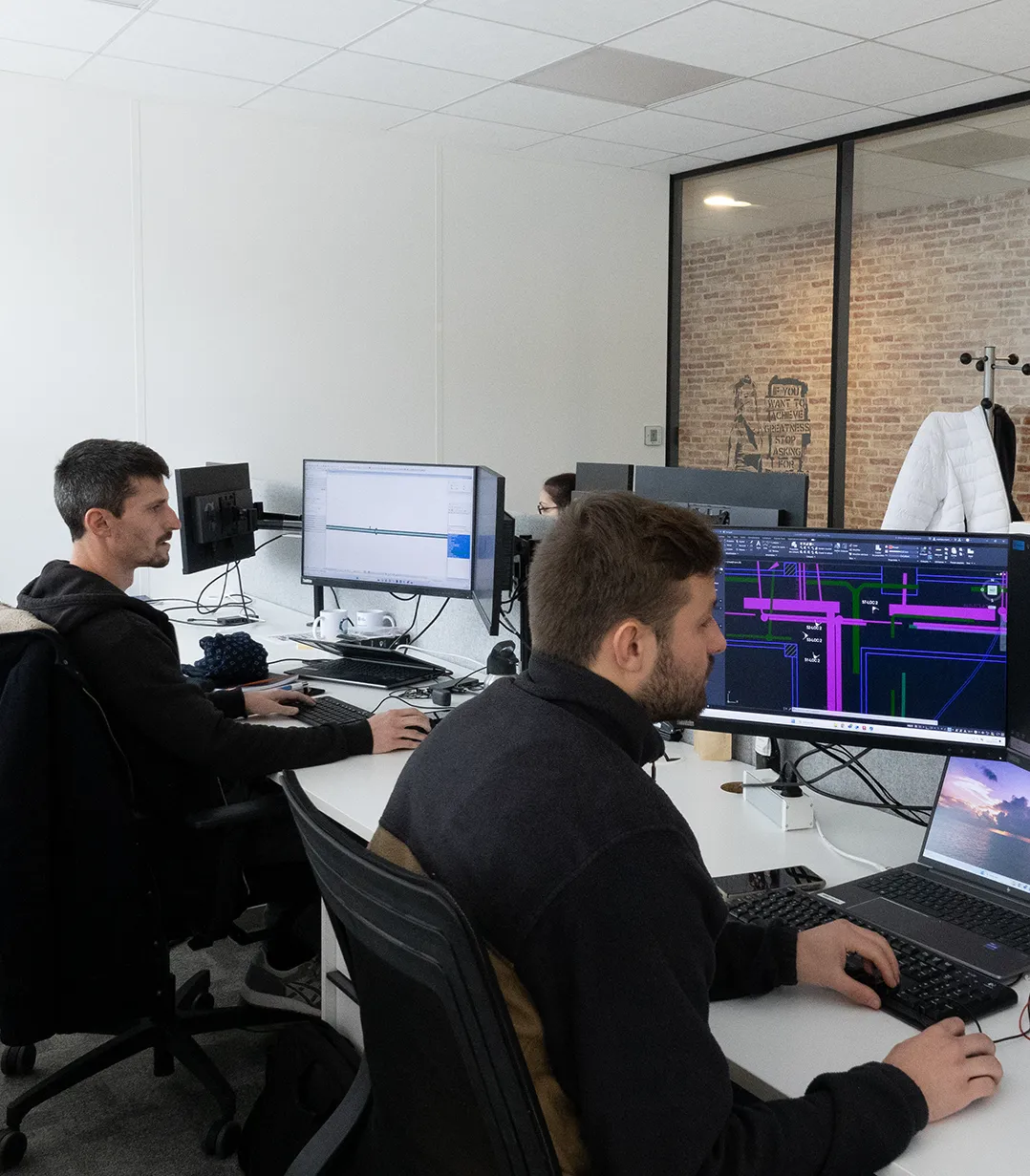 Ingénieurs travaillant sur ordinateur dans les bureaux d'études