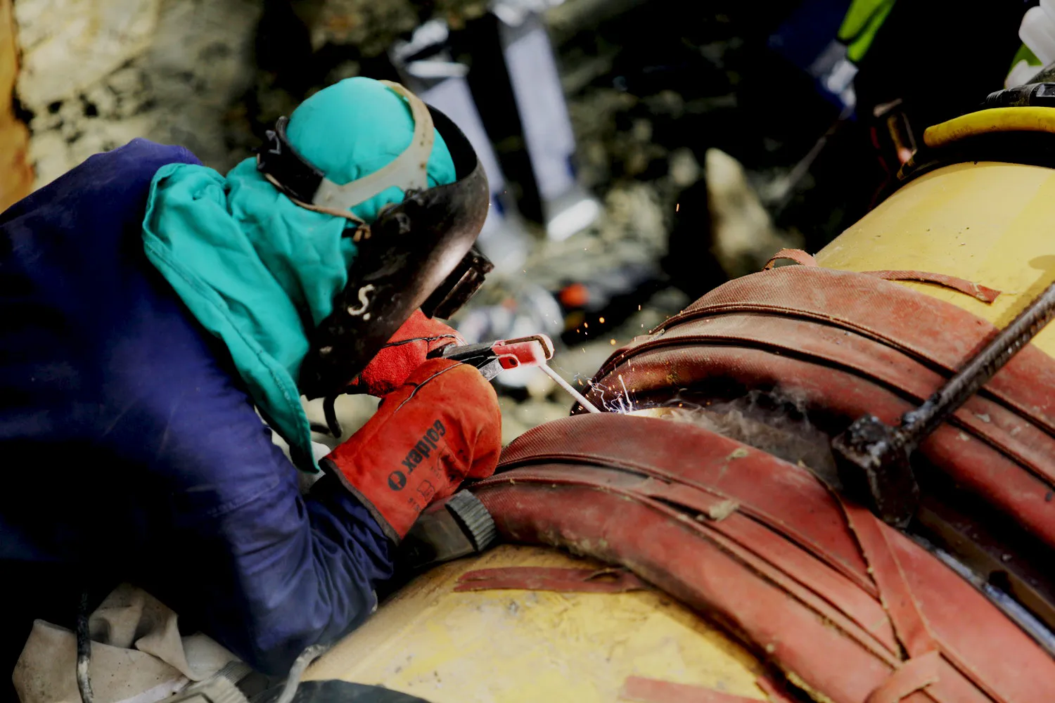 Soudeur en équipement de protection travaillant sur une canalisation