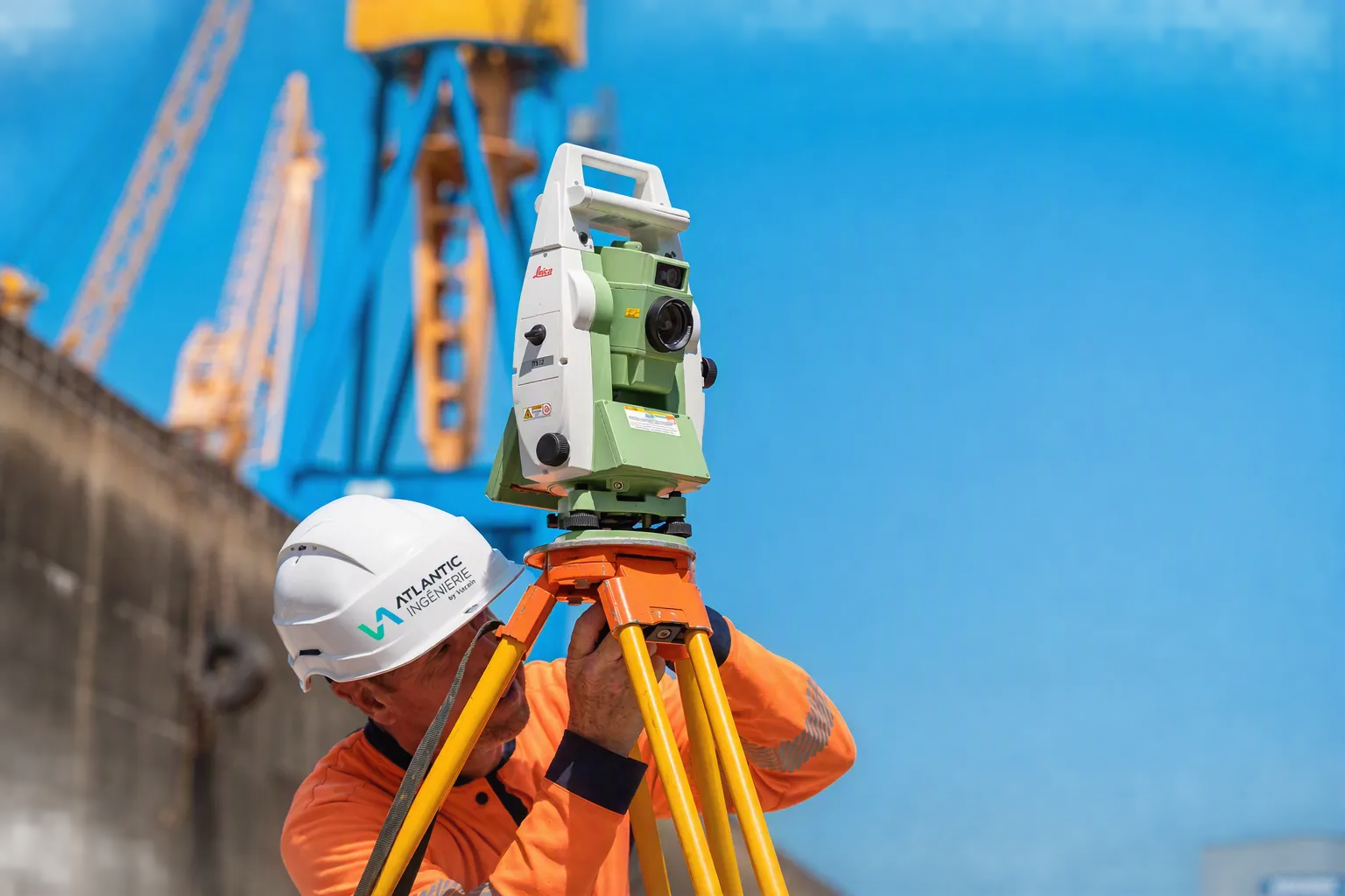 Géomètre Atlantic Ingénierie utilisant une station totale sur un site portuaire