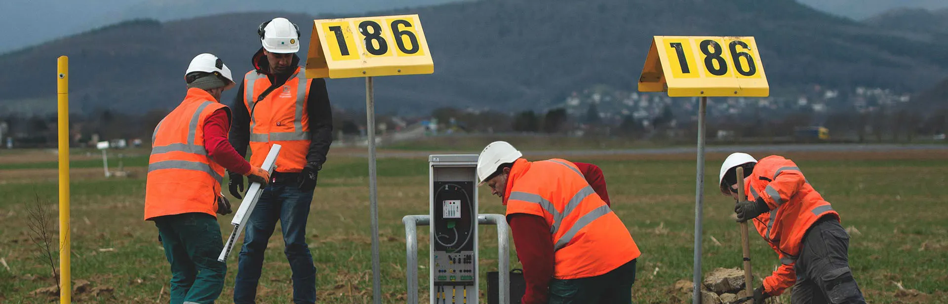 Techniciens réalisant des mesures de protection cathodique sur le terrain