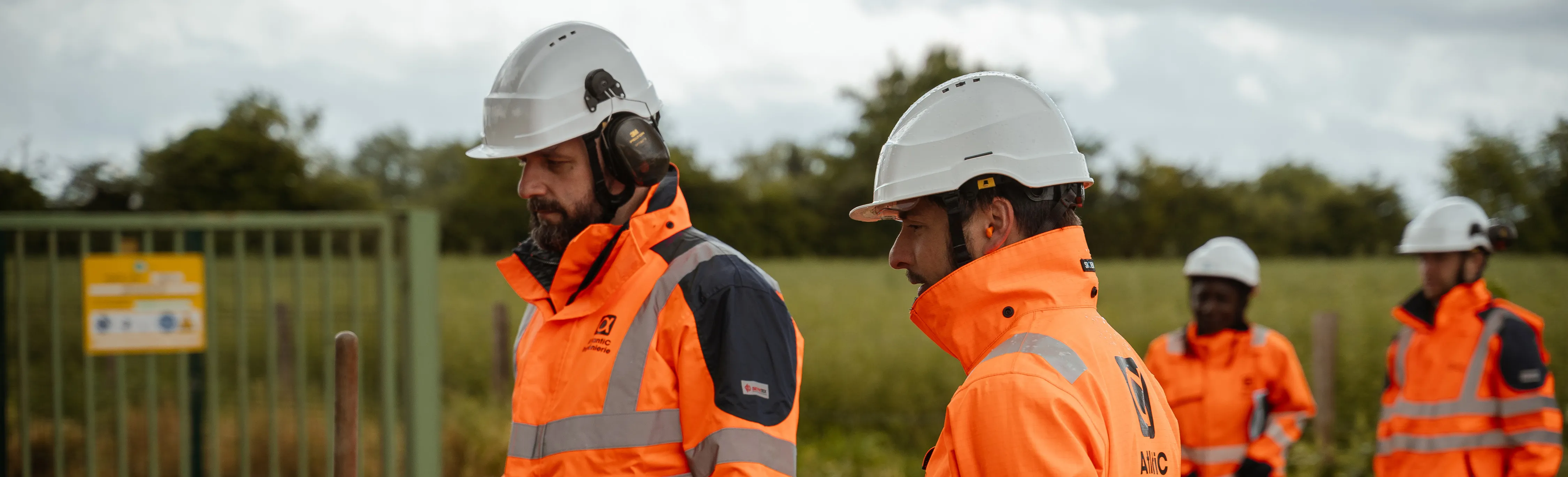 Équipe en tenue haute visibilité sur un chantier sécurisé