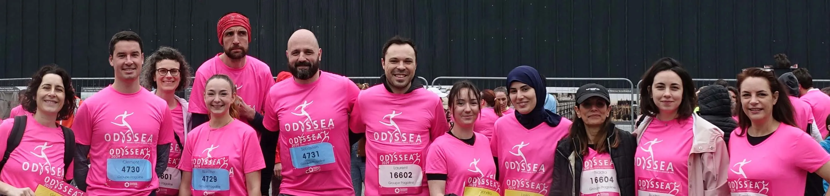 Équipe Atlantic Ingénierie en t-shirts roses à la course Odysséa