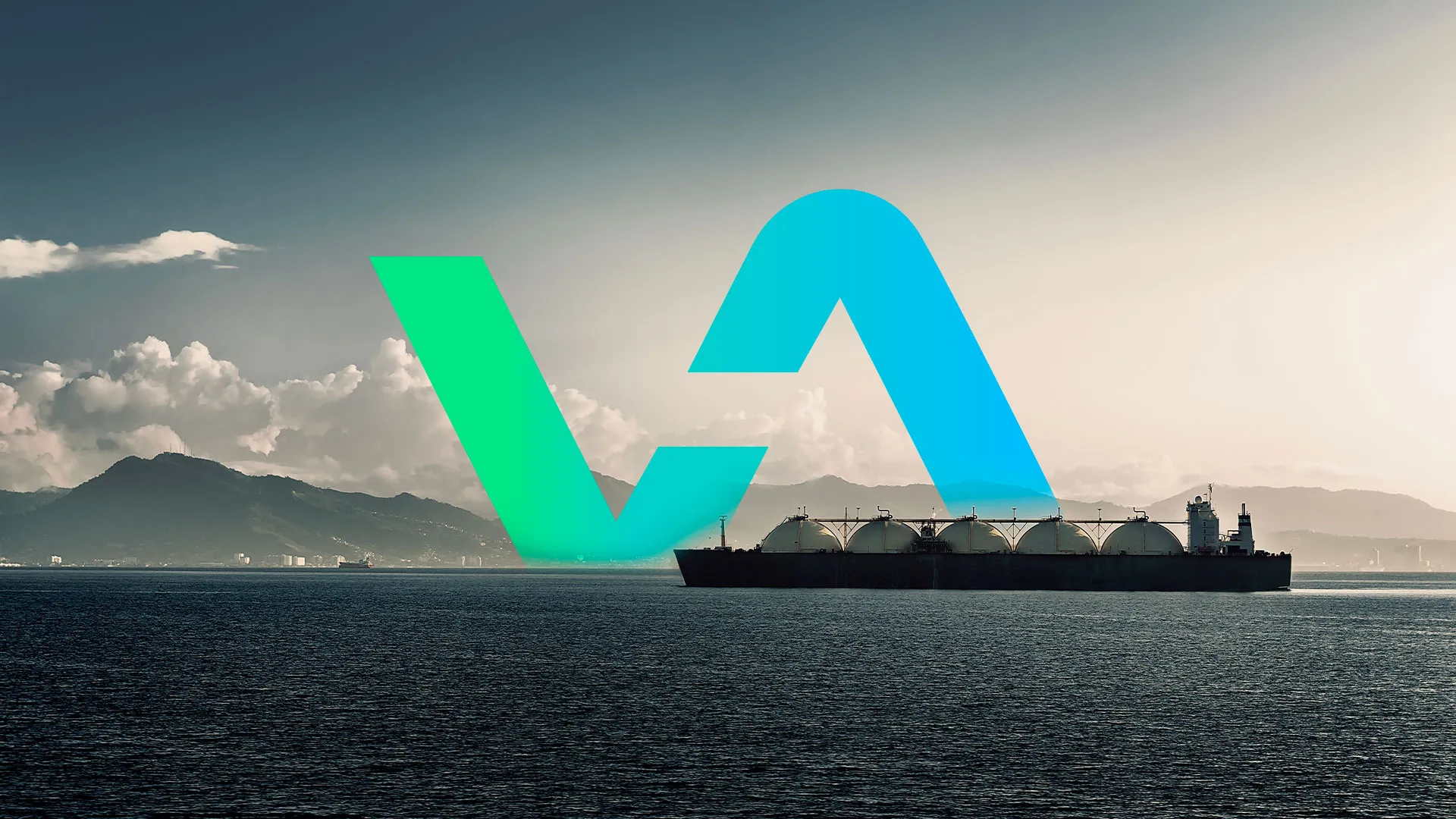 Un navire porte-conteneurs à citerne pour gaz naturel liquéfié navigue sur une mer calme avec des montagnes et un ciel nuageux en arrière-plan, surmonté d'un grand logo stylisé dégradé bleu et vert.
