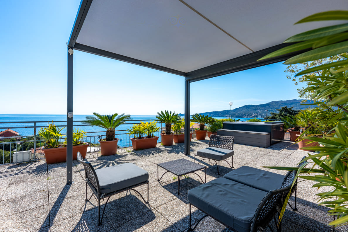 Appartamento ristrutturato con terrazza attrezzata vista mare 